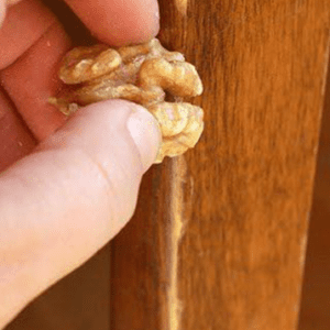 Как да премахнете драскотини от мебели с орех