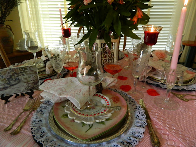 Романтична украса за маса - чинии с формата на сърца