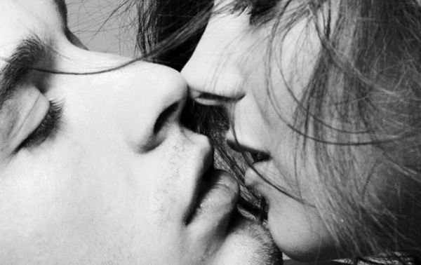 Няма да повярвате колко хора се притесняват от целувките особено