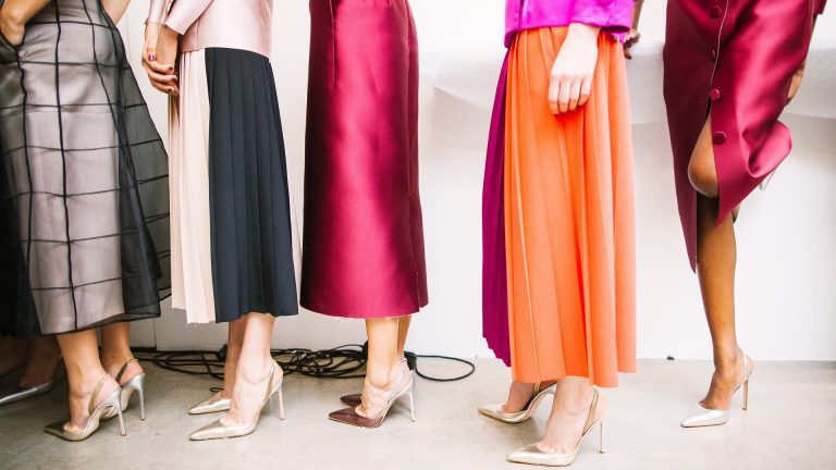Как да намерите правилните цветови комбинации в облеклото ви