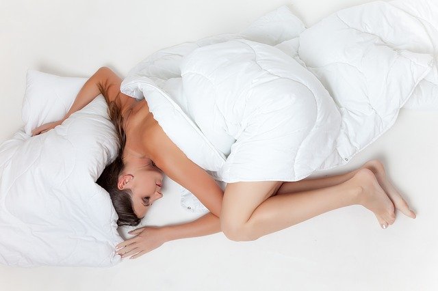 Учените наскоро установиха че хората спят по малко през лятото отколкото