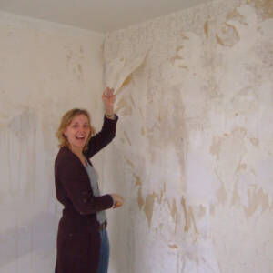  елементарно отлепване на тапет от стена 