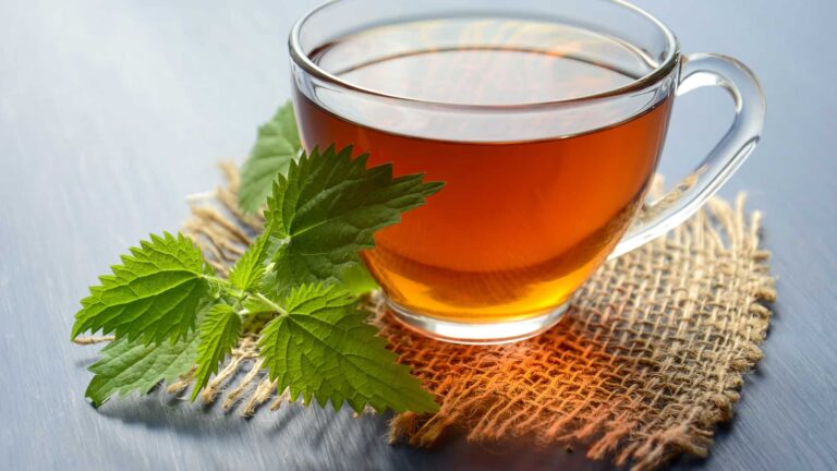 Проста рецепта за чай, която наистина помага при настинки и неразположения