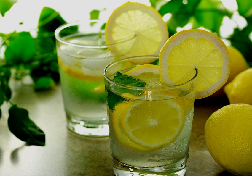  
 
Чаша топла вода с лимон е един от най добрите сутрешни