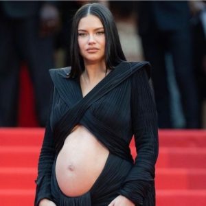 По стъпките на Риана, супермоделът Адриана Лима показа бременно коремче в Кан (СНИМКИ)