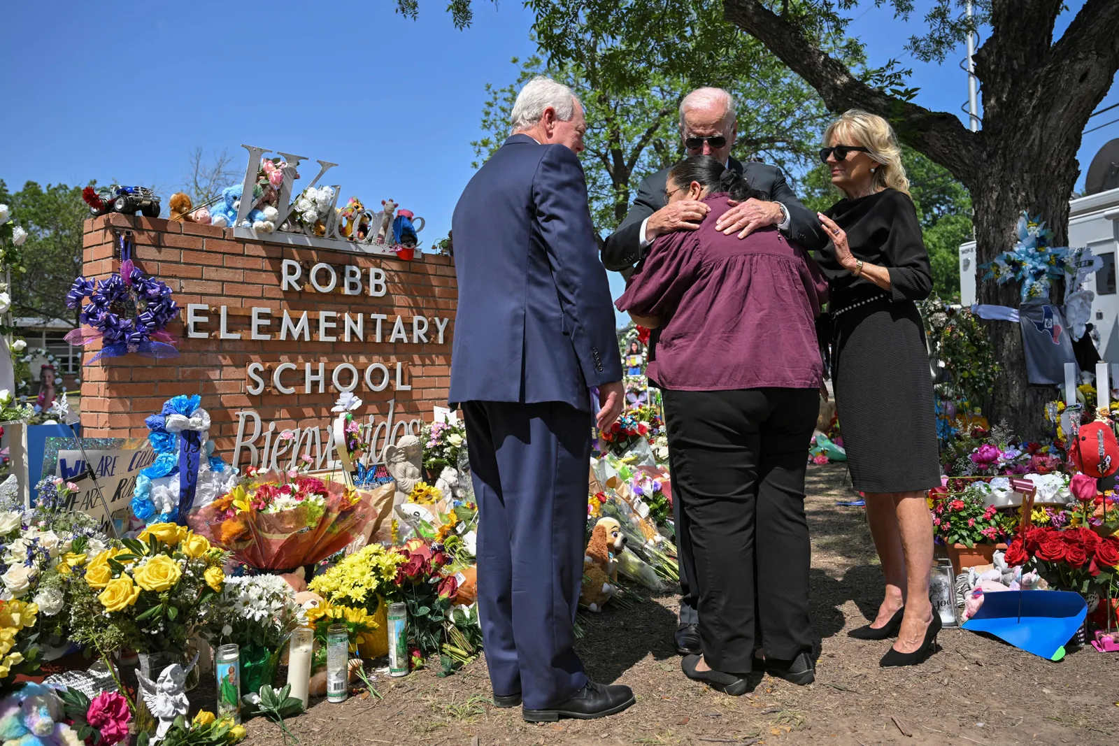 Джо Байдън и съпругата му Джил Байдън посетиха Тексас, за да почетат жертвите на стрелбата в Увалде