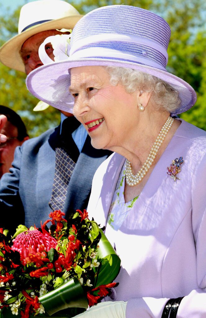 Кралица Елизабет се появи с ценен подарък от родителите си на Панаира на цветята в Челси