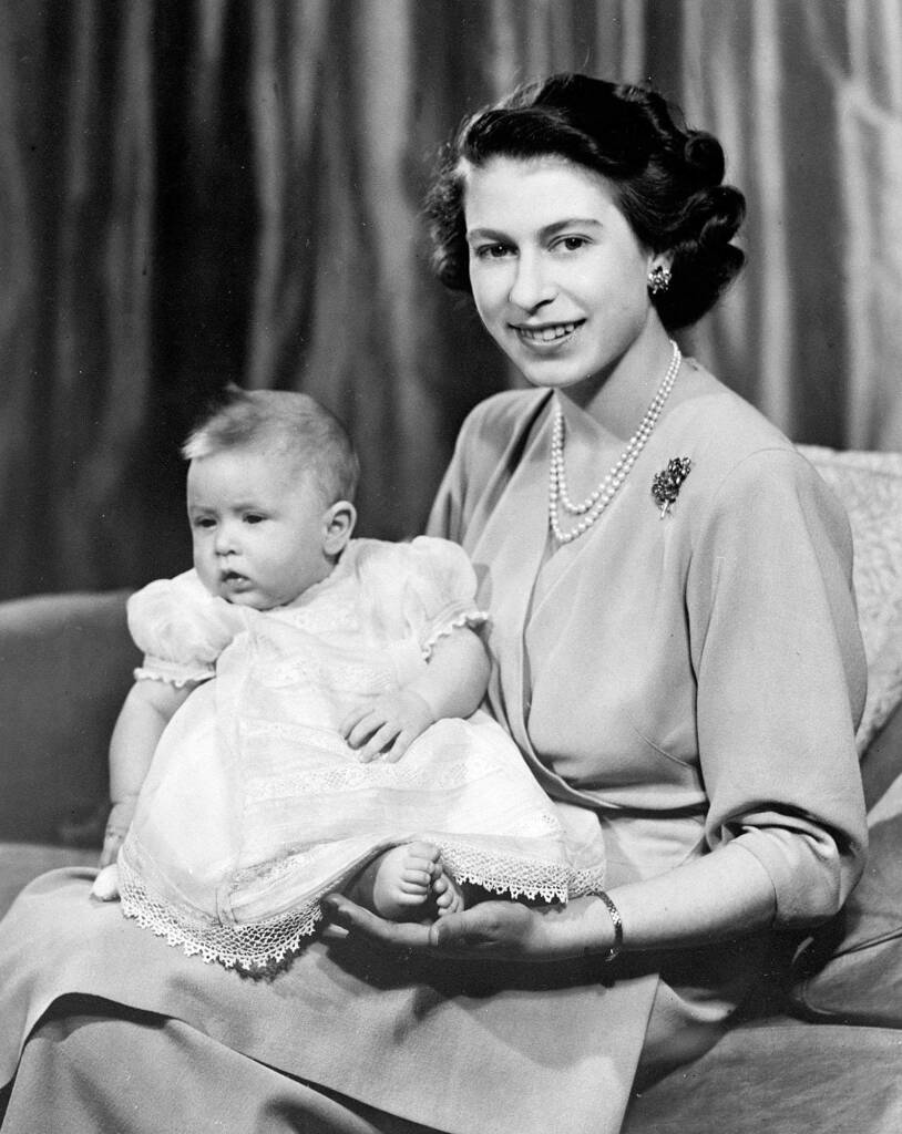  Кралица Елизабет се появи с скъп подарък от родителите си на Панаира на цветята в Челси 