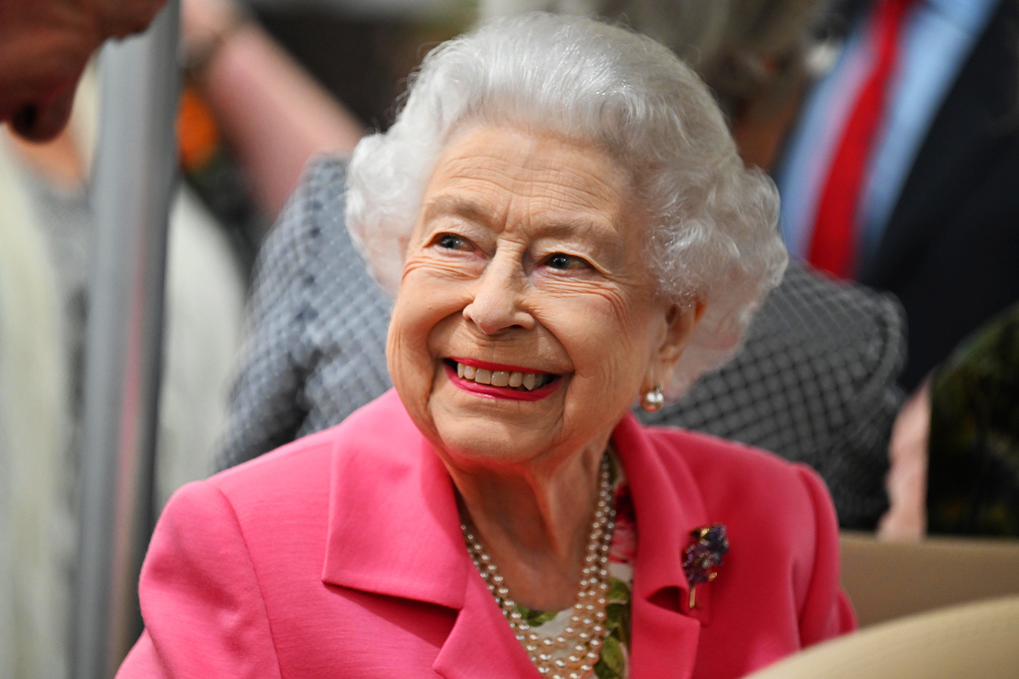 Кралица Елизабет се появи с ценен подарък от родителите си на Панаира на цветята в Челси