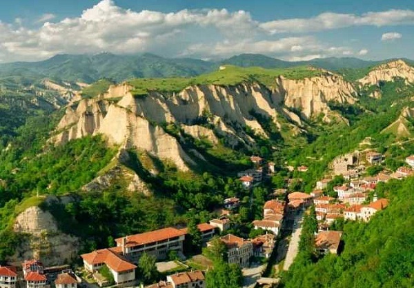 Постоянното население на Мелник е около 240 души Градчето се