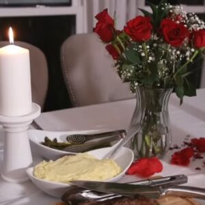 Лесни начини да украсите дома си за романтична вечеря с малък бюджет