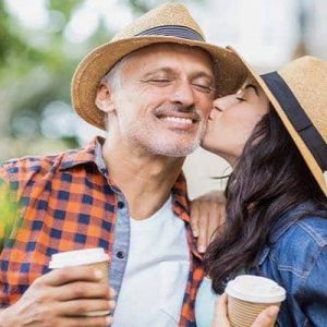 Защо мъжете над 40 години харесват по-млади жени