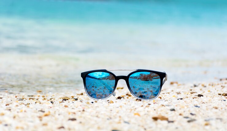 Полезни ли са слънчевите очила през зимата или са само