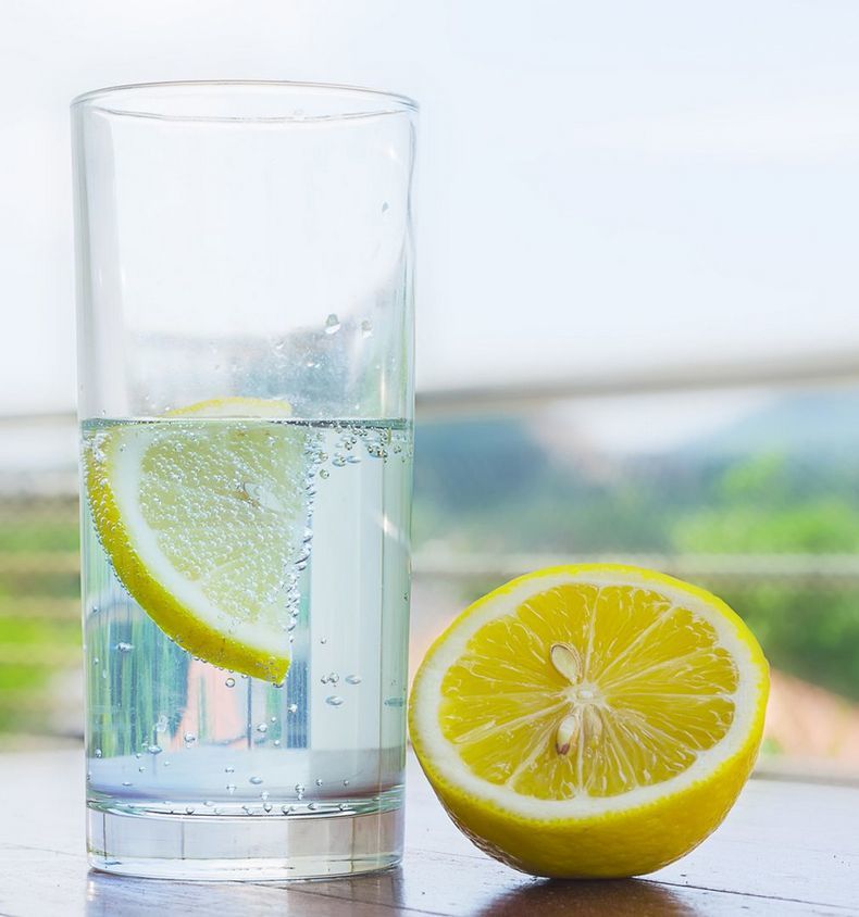 Има 8 убедителни причини да пиете топла вода на празен