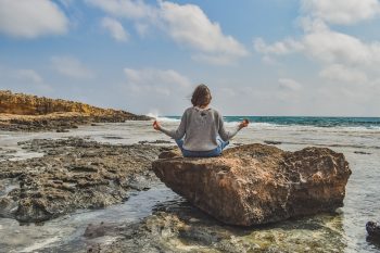 Как да живеете тук и сега: 5 полезни техники за медитация