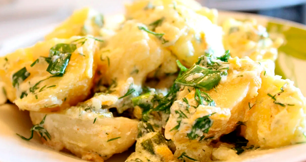 Печени, златисти картофи със заквасена сметана – чудесен вариант на вечеря „по селски“