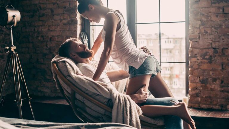 11 най-добри секс пози за жени, когато искате да поемете контрола