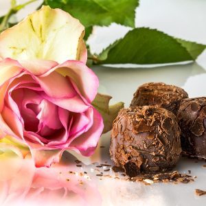 Как да си направим домашни бонбони от шоколад, сметана и фурми: 5 прости рецепти