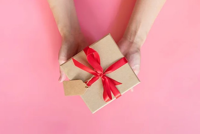 Подаръци, избрани с ум или с какво да изненадате любимия на различните етапи от връзката