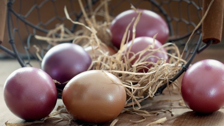 „Кадифени“ великденски яйца: забавен начин за боядисване на яйца, за които може би не знаете