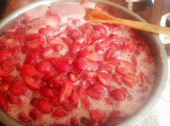 Домашен конфитюр от ягоди готов за пет минути