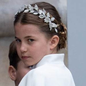 Нейно мини-величество Принцеса Шарлот се появи,като истинско бижу на коронацията на Чарлз III (СНИМКИ)