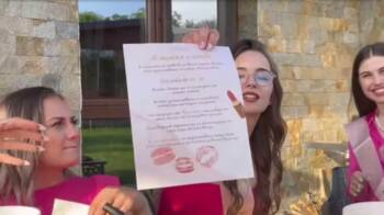  тичен и за нея е мъчно да изрази страстите си. 