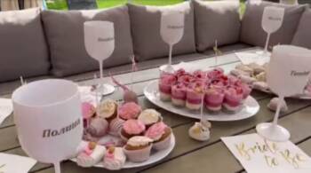  тичен и за нея е мъчно да изрази страстите си. 