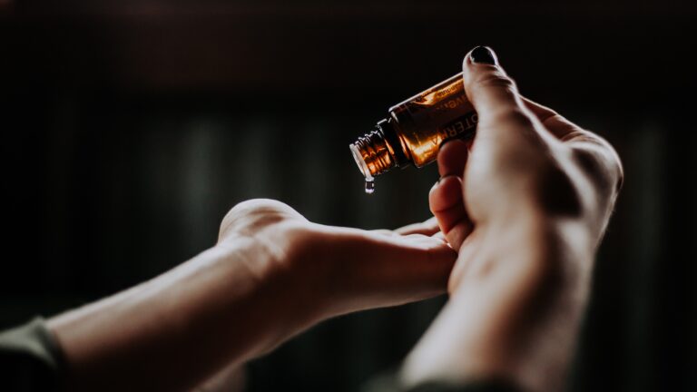 Аромат, който привлича любовта – как да си направите парфюма на Афродита