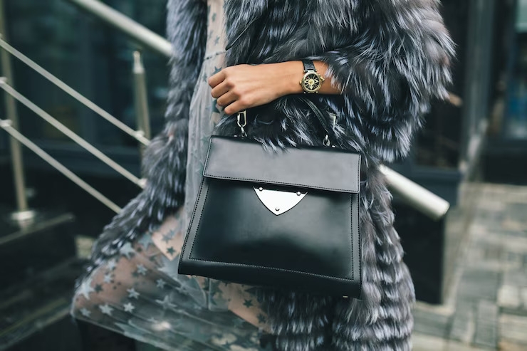 Тенденциите в ръчните чанти включват класически дизайн необичаен дизайн големи