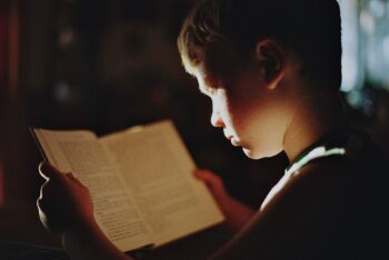 четенето на приказки в детството