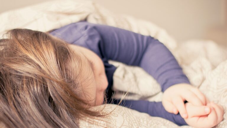 Как да научите бебето си да спи през нощта?