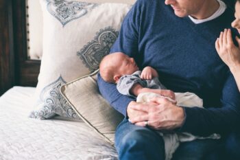 Как да научите бебето си да спи през нощта?