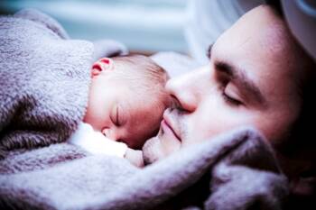  Как да научите бебето си да спи през нощта? 