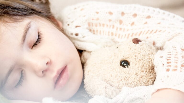 7 трика как да научим детето да заспива само?