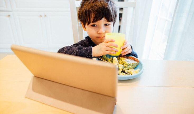 5 трика как да накарате детето да се храни без екран