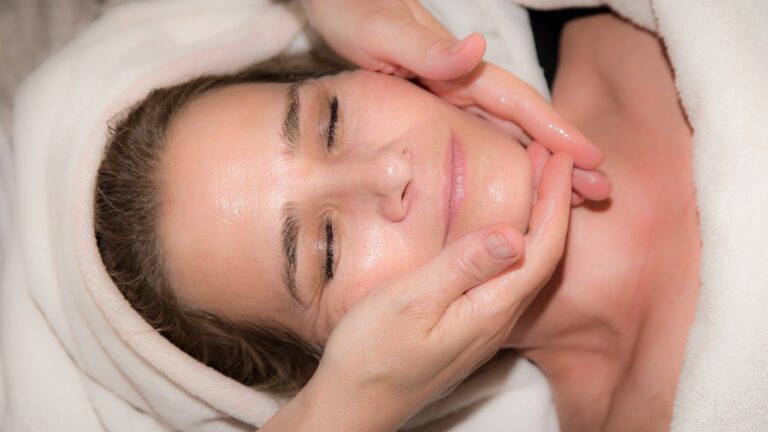 Домашният лицев масаж: тайната на младежкия вид