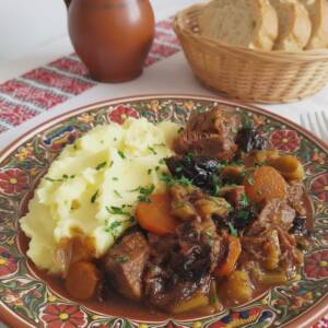 Телешко със сини сливи