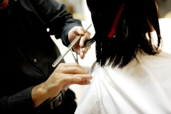 Стимулиране растежа на косата: терапии и практики за здрава и плътна коса