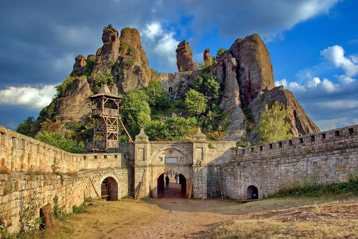 Наистина има забележителни крепости в България които си заслужават да