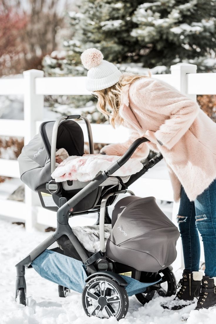 Аксесоарите за бебешката количка през зимата са изключително важни. Зимата