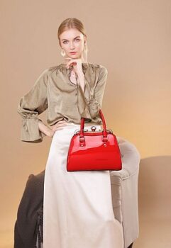 Червена чанта – моден хит за 2024