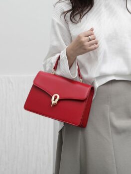 Червена чанта – моден хит за 2024