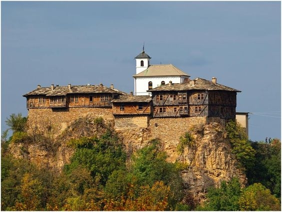 Гложенски манастир е разположен в уникален природен район гордо извисен