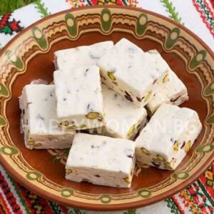 Вкусна бяла нуга халва Вкусна бяла нуга халва