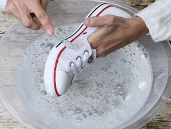 почистване на бели обувки