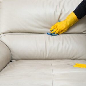Как да почистите кожен диван в 4 лесни стъпки