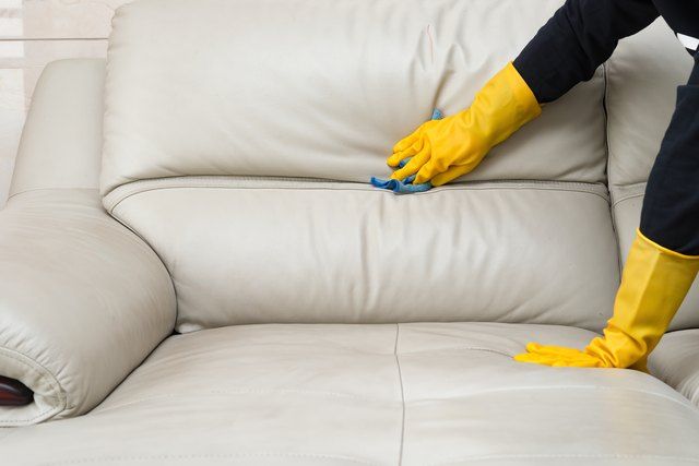 Как да почистите кожен диван в 4 лесни стъпки