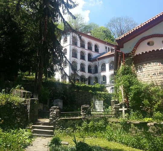 Драгалевски манастир е скътан в полите на Витоша сред вековни