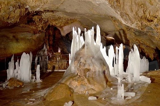 Пещера Леденика“ е една от най-красивите пещери в България. Тя